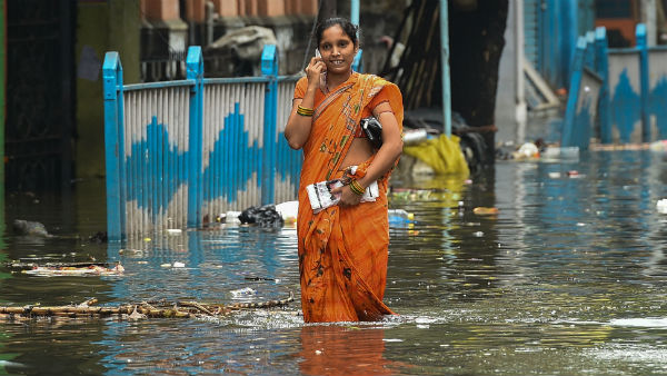জলমগ্ন কলকাতাকে স্বাভাবিক করতে যৌথ উদ্যোগ সরকারি সংস্থাগুলি