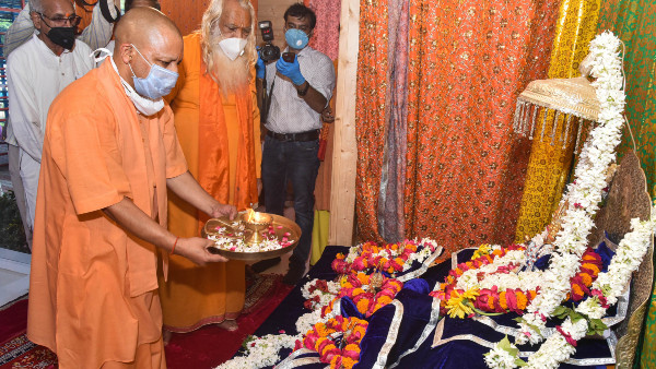 অবধ বিশ্ববিদ্যালয় তৈরি করে মাটির প্রদীপ