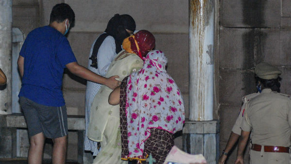স্বামীকে শেষ বিদায় জানাতে আসেন স্ত্রী পুত্র স্বামীকে শেষ বিদায় জানাতে আসেন স্ত্রী পুত্র