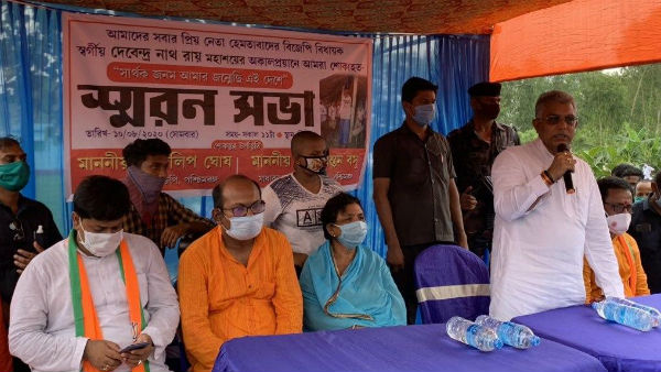 স্মরণসভায় মাস্ক ছাড়াই দিলীপ ঘোষ স্মরণসভায় মাস্ক ছাড়াই দিলীপ ঘোষ