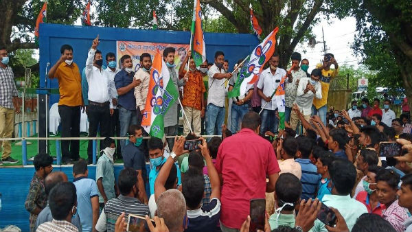 দলের কর্মসূচিতে স্বাস্থ্যবিধি না মানায় অভিযুক্ত তৃণমূলও দলের কর্মসূচিতে স্বাস্থ্যবিধি না মানায় অভিযুক্ত তৃণমূলও