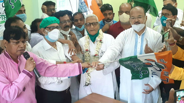 ফুল বদল,পদ্মশিবির থেকে ফুল তুলছে তৃণমূল ফুল বদল,পদ্মশিবির থেকে ফুল তুলছে তৃণমূল