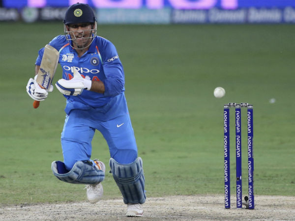 ধোনিকে অঘোষিত ফেয়ারওয়েল দিলেন বিরাট ধোনিকে অঘোষিত ফেয়ারওয়েল দিলেন বিরাট
