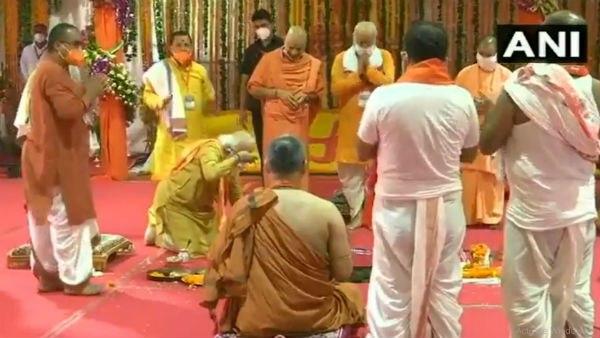 কীর্তি স্তম্ভ ও অনুমতির অপেক্ষা কীর্তি স্তম্ভ ও অনুমতির অপেক্ষা