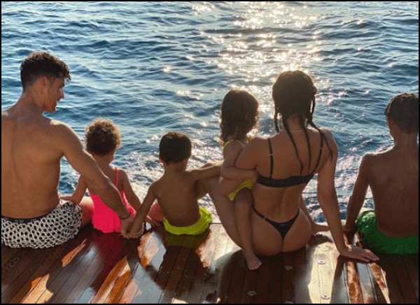 তারকার সঙ্গে দূরত্ব বাড়িয়েছে করোনা! মাঝসমুদ্রে রোনাল্ডো-জর্জিনাকে পেয়ে তাই যা করলেন ফ্যানেরা