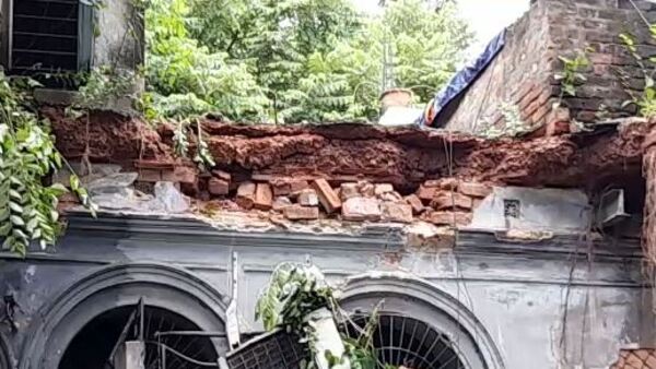 বৃহস্পতিবার ভোরে ভাঙে দেড়শো বছরের পুরনো বাড়ি