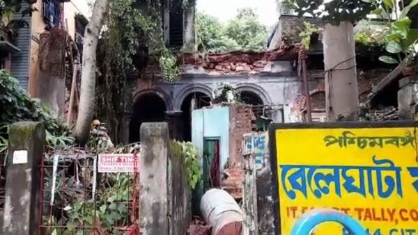 ধ্বংসস্তুপে আটকে পড়েন বাড়ির সদস্যরা