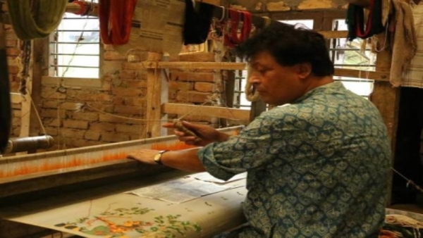 ১০০ দিনের কাজ আর ফ্রি রেশন বাঁচিয়েছে কিছুটা