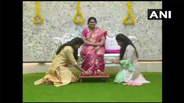 সোফায় যেন বসে রয়েছেন স্বয়ং মাধবী সোফায় যেন বসে রয়েছেন স্বয়ং মাধবী