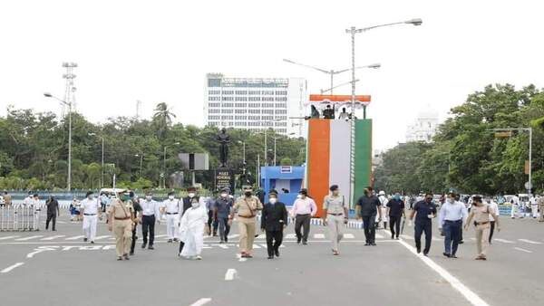  স্যানিটাইজার দিয়ে হাত ধুয়ে মঞ্চে