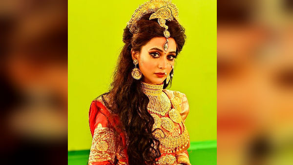 দূর্গা রূপে মিমির ছবি সোশ্যাল মিডিয়ায় আসতেই নেট পাড়ায় হইচই! শুরু ট্রোল 