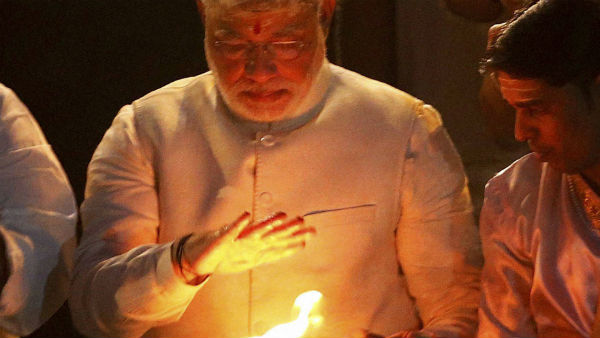 জাপানি প্রধানমন্ত্রীর সঙ্গে গঙ্গারতিতে মোদী জাপানি প্রধানমন্ত্রীর সঙ্গে গঙ্গারতিতে মোদী