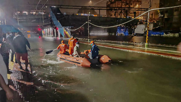 ভারী বৃষ্টির জেরে আটকে পড়া ট্রেন থেকে উদ্ধার ২৯০ জন যাত্রী ভারী বৃষ্টির জেরে আটকে পড়া ট্রেন থেকে উদ্ধার ২৯০ জন যাত্রী