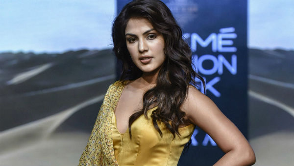 সুশান্তকে ছেড়ে ৮ জুন বেরিয়ে যান রিয়া! এরপর থেকে অভিনেত্রীর সঙ্গে মহেশ ভাটের ফোনকল এবার স্ক্যানারে সুশান্তকে ছেড়ে ৮ জুন বেরিয়ে যান রিয়া! এরপর থেকে অভিনেত্রীর সঙ্গে মহেশ ভাটের ফোনকল এবার স্ক্যানারে