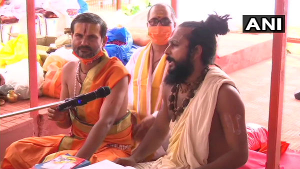 আইনি লড়াইয়ে ঢুকে পড়ে নির্মোহী আখড়া আইনি লড়াইয়ে ঢুকে পড়ে নির্মোহী আখড়া