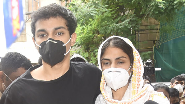 দু’টি প্রশ্নের উত্তরে অসংলগ্নতা, তৃতীয়বার সিবিআইয়ের দফতরে রিয়া চক্রবর্তী দু’টি প্রশ্নের উত্তরে অসংলগ্নতা, তৃতীয়বার সিবিআইয়ের দফতরে রিয়া চক্রবর্তী