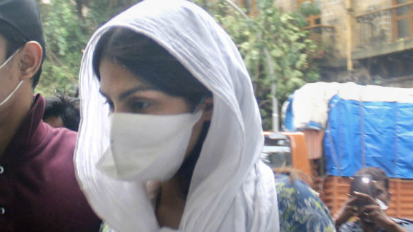 সোমবার দ্বিতীয় বার প্রশ্ন করা হয় রিয়াকে