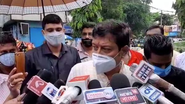 পুজো নিয়ে টালবাহানার অভিযোগ