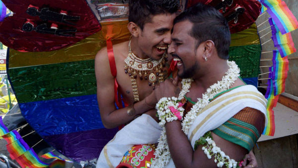 ভালোবাসা কোনোও সীমা মানেনা ভালোবাসা কোনোও সীমা মানেনা