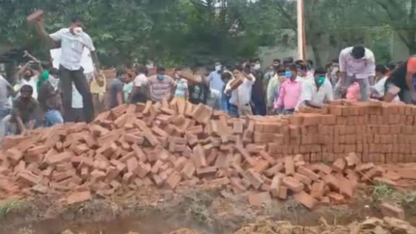 ১৭ অগাস্ট ধুন্ধুমার হয় বিশ্ববিদ্যালয় চত্বরে ১৭ অগাস্ট ধুন্ধুমার হয় বিশ্ববিদ্যালয় চত্বরে