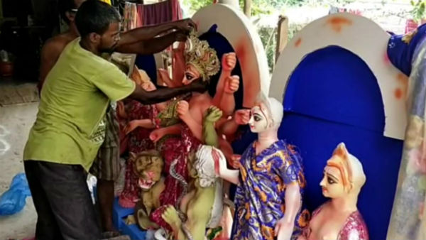 বাড়িতে বসেই পাঁচ ফুট উচ্চতার মাটির মা দূর্গা তৈরি