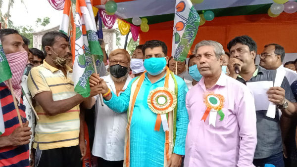মিনাখাঁ বিধানসভায় ২০০ কর্মী তৃণমূলে মিনাখাঁ বিধানসভায় ২০০ কর্মী তৃণমূলে