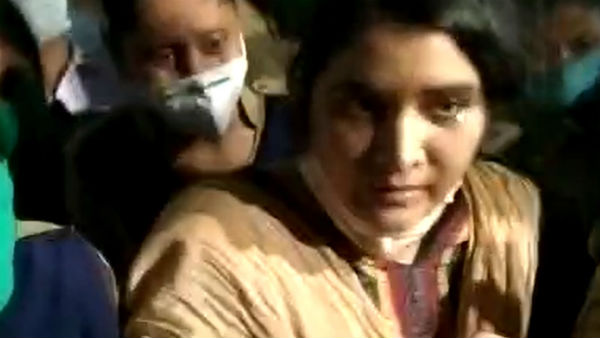 আইনজীবী রজত দে হত্যা মামলায় স্ত্রী অনিন্দিতা পাল দে-কে যাবজ্জীবন কারাদণ্ড আইনজীবী রজত দে হত্যা মামলায় স্ত্রী অনিন্দিতা পাল দে-কে যাবজ্জীবন কারাদণ্ড