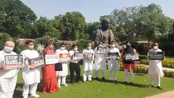 বাংলায় নৈরাজ্য চলছে, গণতন্ত্রকে হত্যা করা হচ্ছে