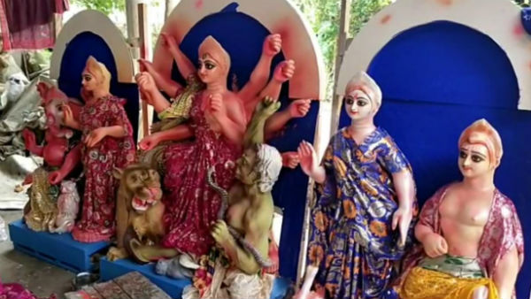 বিচুলি ও শাড়ি দিয়ে মূর্তি