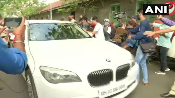 কঙ্গনার বাড়ির সামনে বিক্ষোভ কঙ্গনার বাড়ির সামনে বিক্ষোভ