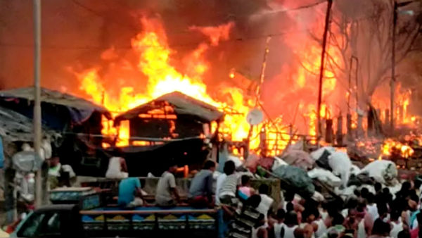 নারকেলডাঙায় ৫০টি ঝুপড়ি পুড়ে ছাই, রোজনামচা চালানোর আতঙ্কই গ্রাস করছে বস্তিবাসীদের নারকেলডাঙায় ৫০টি ঝুপড়ি পুড়ে ছাই, রোজনামচা চালানোর আতঙ্কই গ্রাস করছে বস্তিবাসীদের