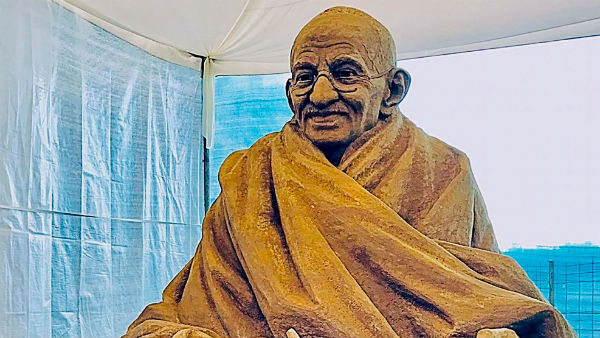 একদিকে গান্ধীর ডাক, অন্যদিকে সোভিয়েত ইউনিয়ন একদিকে গান্ধীর ডাক, অন্যদিকে সোভিয়েত ইউনিয়ন