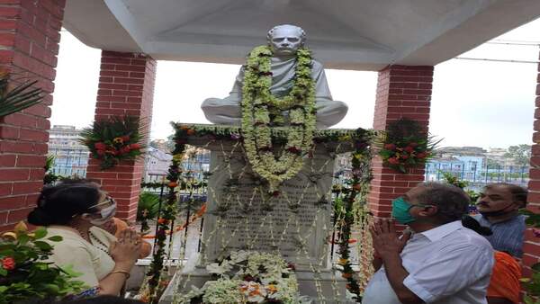 বাংলায় মূর্তি ভাঙার কাজ শুরু করেছে তৃণমূল সরকার বাংলায় মূর্তি ভাঙার কাজ শুরু করেছে তৃণমূল সরকার