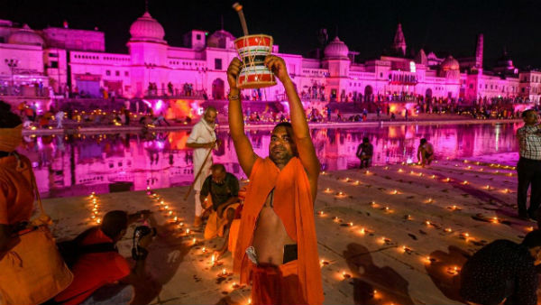 করোনা সঙ্কটের জেরে অনুষ্ঠানের ভোলবদল করোনা সঙ্কটের জেরে অনুষ্ঠানের ভোলবদল