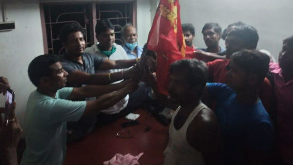 তৃণমূলত্যাগীদের হাতে ফরওয়ার্ড ব্লকের পতাকা