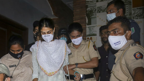 রিয়া চক্রবর্তীকে নিয়ে বিতর্কিত মন্তব্য করে এসেছেন খবরের শিরোনামে রিয়া চক্রবর্তীকে নিয়ে বিতর্কিত মন্তব্য করে এসেছেন খবরের শিরোনামে