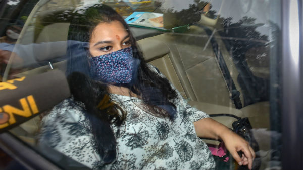  জিজ্ঞাসাবাদ চলছে সিমোন ও শ্রুতি মোদীর