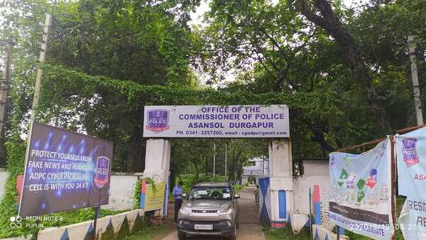 রাতে গ্রেফতার যুব মোর্চা নেতা রাতে গ্রেফতার যুব মোর্চা নেতা