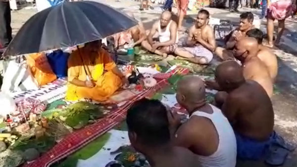 তর্পণ নিয়ে কলকাতার ঘাটে ধুন্ধুমার