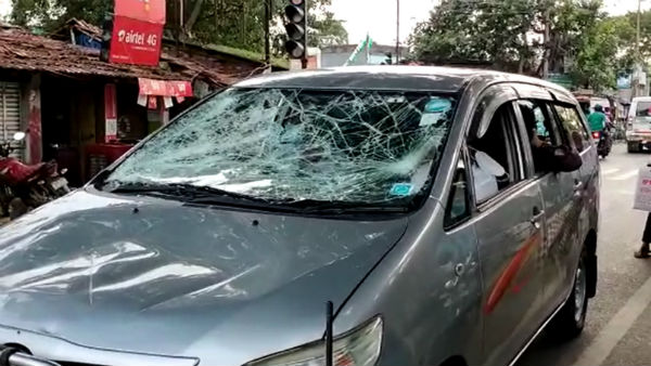 মোহনপুরের কাছে গাড়িতে হামলা
