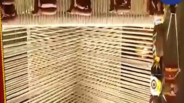 মণ্ডপ থেকে ১০ মিটার দূরেই রয়েছে ব্যারিকেড মণ্ডপ থেকে ১০ মিটার দূরেই রয়েছে ব্যারিকেড