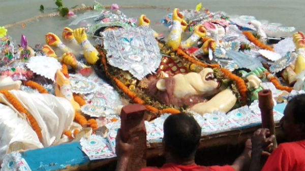 পান্তাভাত আর কচু শাক খেয়ে কৈলাস রওনা উমার! সিঁদুর খেলায় মাতলেন টাকির জমিদার বাড়ির সদস্যরা 