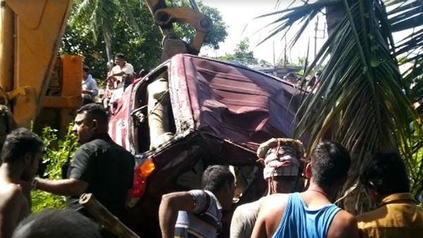 গাড়িটির চাকা ফেটে উল্টে যায় পুকুরে