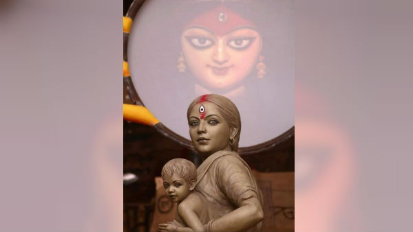 সন্তান কোলে মা ত্রাণের খোঁজ করছেন, পরিযায়ী শ্রমিকদের শ্রদ্ধা জানাতে বিশেষ ভাবনা কলকাতার এই পুজোর সন্তান কোলে মা ত্রাণের খোঁজ করছেন, পরিযায়ী শ্রমিকদের শ্রদ্ধা জানাতে বিশেষ ভাবনা কলকাতার এই পুজোর