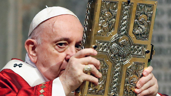 গির্জার চেনা পরিচিত ছক ভেঙে বিপরীত পথে পোপ