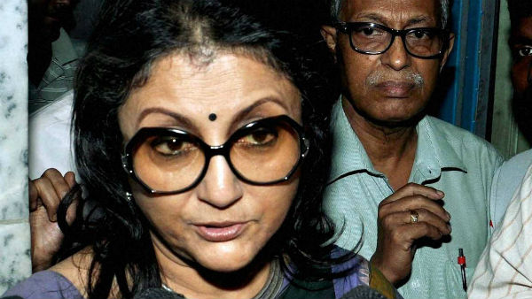 শ্রমজীবী ক্যান্টিনের পাশে অপর্ণা সেন