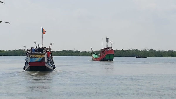 ভোট অমিত শাহের পুলিশ দিয়ে ভোট অমিত শাহের পুলিশ দিয়ে