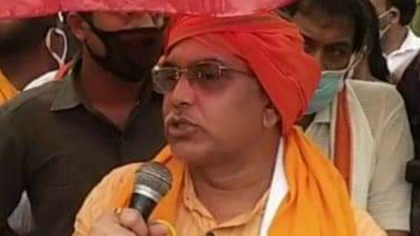 আনুগত্যের সঙ্গে দায়িত্ব পালনের চেষ্টা