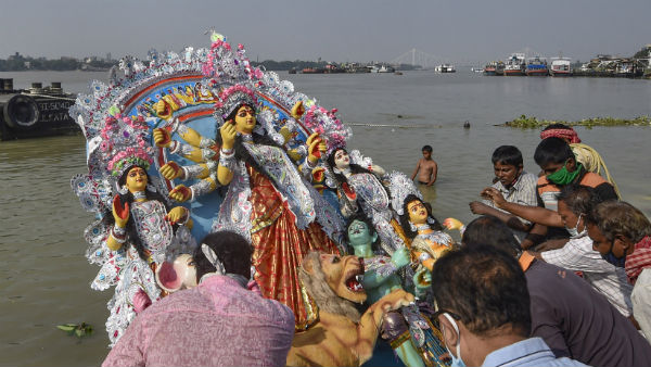 গঙ্গার ঘাটে ঘাটে আজও চলছে প্রতিমা বিসর্জন, চলছে স্যানিটাইজেশন গঙ্গার ঘাটে ঘাটে আজও চলছে প্রতিমা বিসর্জন, চলছে স্যানিটাইজেশন