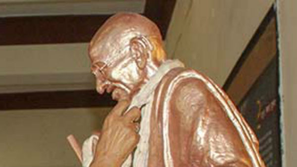 নিজের প্রচেষ্টায় গান্ধীজি মহাত্মা হয়েছেন